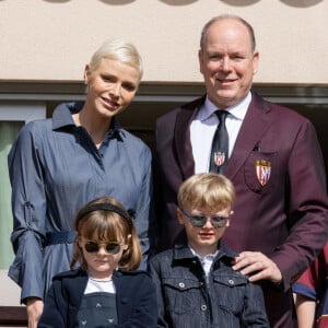 Le prince Albert II de Monaco, la princesse Charlène de Monaco et leurs enfants le prince Jacques de Monaco et la princesse Gabriella de Monaco lors de l' édition 2022 du Tournoi Sainte Dévote de Rugby au Stade Louis II à Monaco le 7 mai 2022 © Olivier Huitel / Pool Monaco / Bestimage 