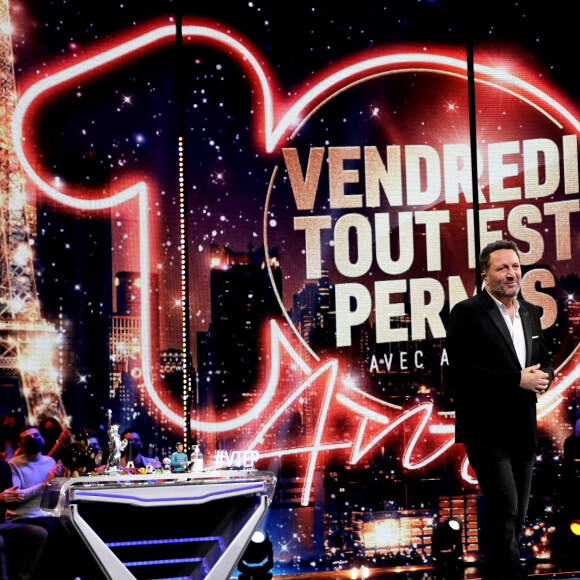 Exclusif - Arthur Essebag - Enregistrement des 10 ans de l'émission "Vendredi tout est permis (VTEP)", présentée par A.Essebag et diffusée le 29 janvier sur TF1 © Jacovides-Moreau / Bestimage Anniversaire exceptionnel pour l'émission culte de TF1, " Vendredi Tout Est Permis "  !  VTEP célèbre ses 10 ans, au Dôme de Paris, devant un public déchaîné. Pour cette soirée exceptionnelle, Arthur est accompagné des plus grandes stars et des sociétaires de l'émission pour une soirée XXL. Plus de 50 artistes sur scène viendront célébrer l'émission la plus drôle et déjantée du PAF. Tous se prêteront au jeu des épreuves cultes qui ont fait le succès de VTEP : Let's Dance, Casting Pub, Amuse-bouche, ABC Story, Décollage Immédiat, Mime à la chaîne et le fameux Décor Penché... Attention, tout peut arriver dans ce VTEP de légende avec des artistes survoltés et parfois incontrôlables mais aussi des happenings hallucinants. VTEP est encore et toujours l'émission de tous les records : Arthur, en début d'émission, enverra un texto à une trentaine d'artistes pour participer au plus grand Speed Quiz de tous les temps ! Alors, qui répondra présent ? Qu'ils soient chez eux, au sport, au resto avec des amis... ils auront 1h pour rejoindre Arthur et ses invités au Dôme de Paris. Plus que jamais, VTEP prône LE VIVRE ENSEMBLE ou plutôt le RIRE ENSEMBLE !  " Vendredi Tout Est Permis " est le programme où les célébrités - humoristes, chanteurs, comédiens, animateurs... - dépassent toutes les limites sans jamais se prendre au sérieux. Pas de gagnant, pas de perdant : l'unique enjeu est de s'amuser, pour les invités comme pour les téléspectateurs et ça depuis déjà 10 ans ! 