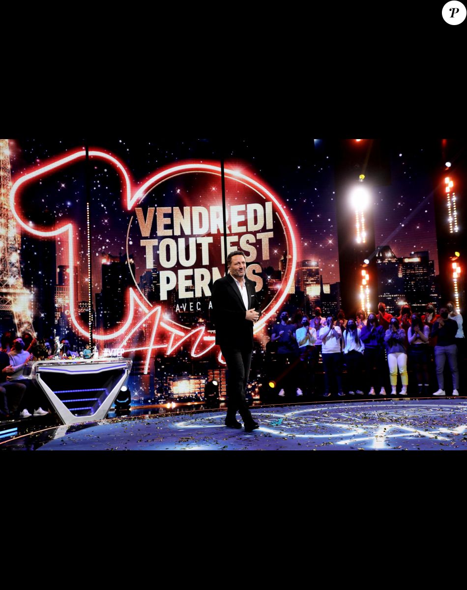 Exclusif - Arthur Essebag - Enregistrement des 10 ans de l'émission "Vendredi tout est permis (VTEP)", présentée par A.Essebag et diffusée le 29 janvier sur TF1 © Jacovides-Moreau / Bestimage Anniversaire exceptionnel pour l'émission culte de TF1, " Vendredi Tout Est Permis " ! VTEP célèbre ses 10 ans, au Dôme de Paris, devant un public déchaîné. Pour cette soirée exceptionnelle, Arthur est accompagné des plus grandes stars et des sociétaires de l'émission pour une soirée XXL. Plus de 50 artistes sur scène viendront célébrer l'émission la plus drôle et déjantée du PAF. Tous se prêteront au jeu des épreuves cultes qui ont fait le succès de VTEP : Let's Dance, Casting Pub, Amuse-bouche, ABC Story, Décollage Immédiat, Mime à la chaîne et le fameux Décor Penché... Attention, tout peut arriver dans ce VTEP de légende avec des artistes survoltés et parfois incontrôlables mais aussi des happenings hallucinants. VTEP est encore et toujours l'émission de tous les records : Arthur, en début d'émission, enverra un texto à une trentaine d'artistes pour participer au plus grand Speed Quiz de tous les temps ! Alors, qui répondra présent ? Qu'ils soient chez eux, au sport, au resto avec des amis... ils auront 1h pour rejoindre Arthur et ses invités au Dôme de Paris. Plus que jamais, VTEP prône LE VIVRE ENSEMBLE ou plutôt le RIRE ENSEMBLE ! " Vendredi Tout Est Permis " est le programme où les célébrités - humoristes, chanteurs, comédiens, animateurs... - dépassent toutes les limites sans jamais se prendre au sérieux. Pas de gagnant, pas de perdant : l'unique enjeu est de s'amuser, pour les invités comme pour les téléspectateurs et ça depuis déjà 10 ans !