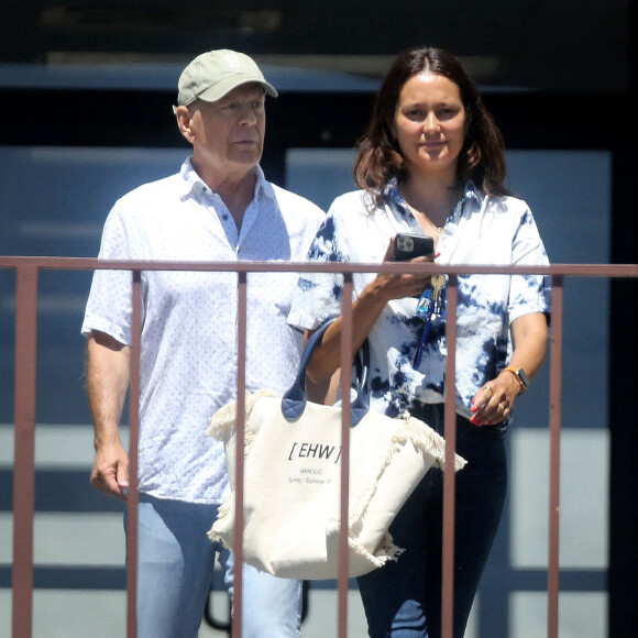Bruce Willis et sa femme Emma Heming se promènent dans les rues de Los Angeles le 23 juin 2022. 