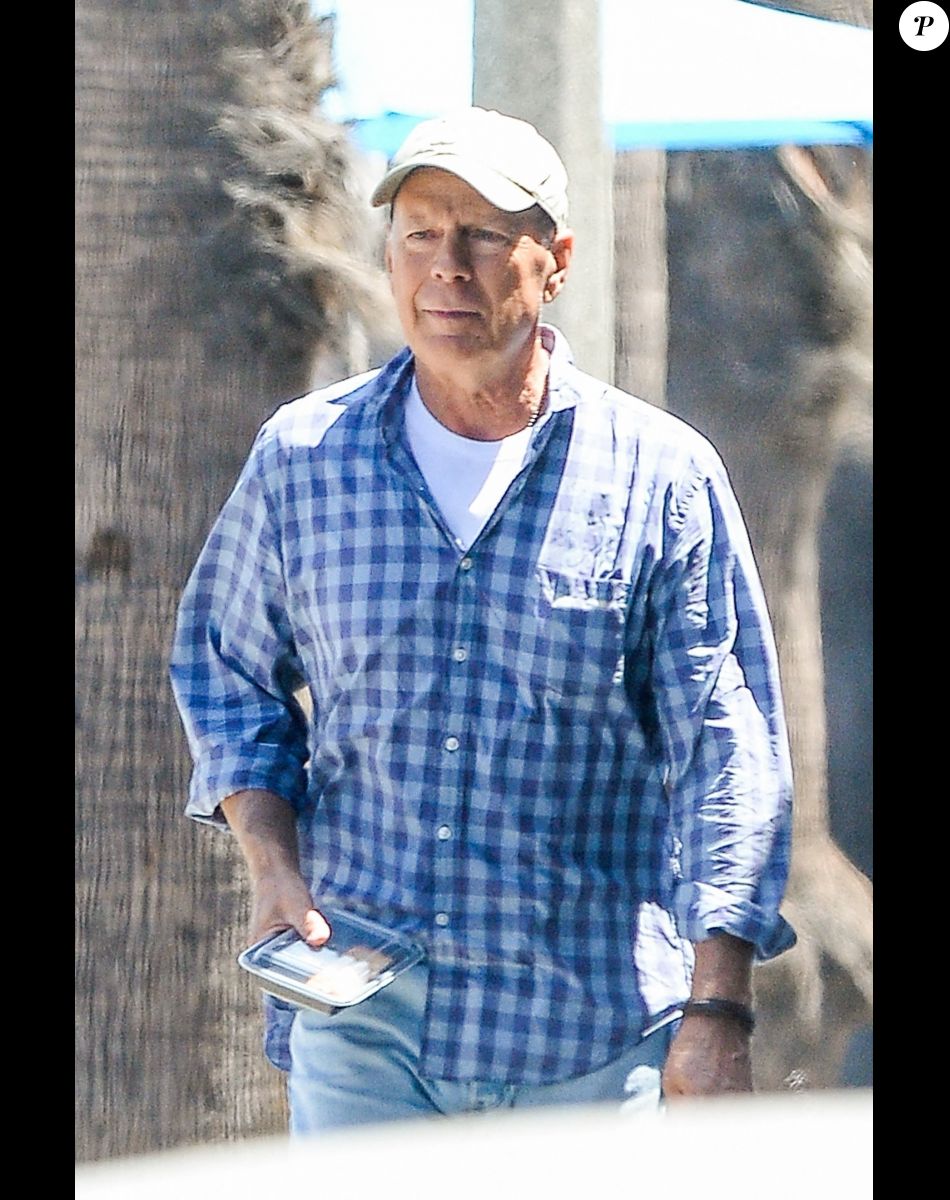 Bruce Willis va prendre un café avec des amis à Los Angeles, le 19 juin 2022.