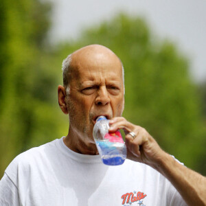 Bruce Willis en train de faire de l'exercice avec un coach à Los Angeles, Californie, Etats-Unis, le 3 juin 2022. 
