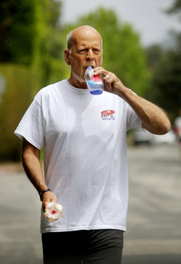 Bruce Willis en train de faire de l'exercice avec un coach à Los Angeles, Californie, Etats-Unis, le 3 juin 2022. 