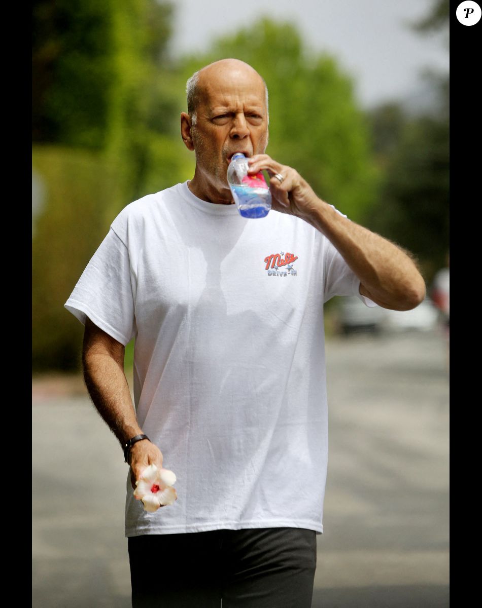 Bruce Willis en train de faire de l'exercice avec un coach à Los Angeles, Californie, Etats-Unis, le 3 juin 2022.