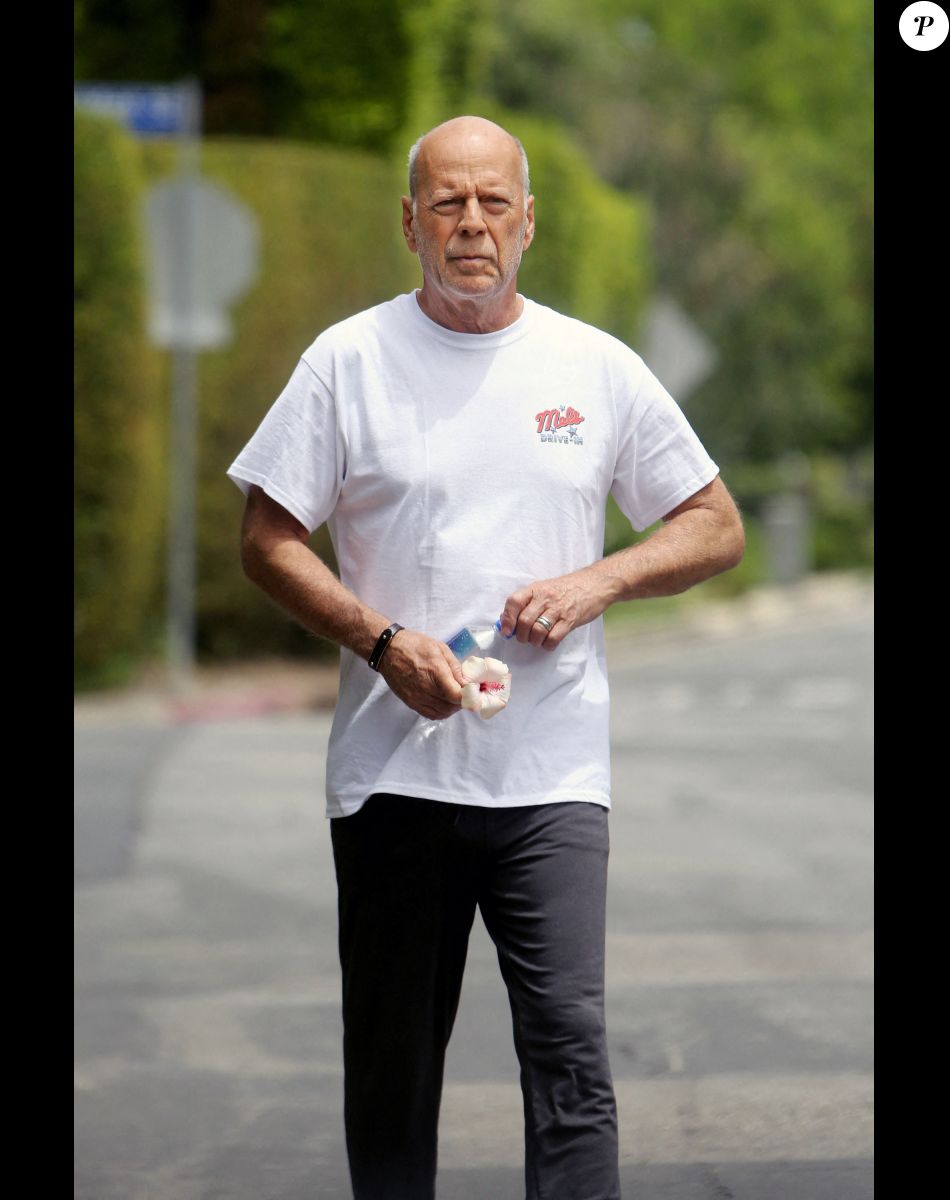 Bruce Willis en train de faire de l'exercice avec un coach à Los Angeles, Californie, Etats-Unis, le 3 juin 2022.