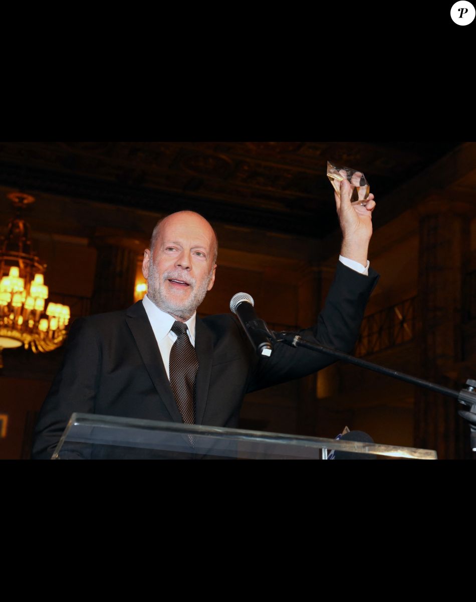 Bruce Willis à la 2ème soirée annuelle Luminere Award de M. Night Shyamalan au 26ème Festival du Film de Philadelphie, le 26 octobre 2017