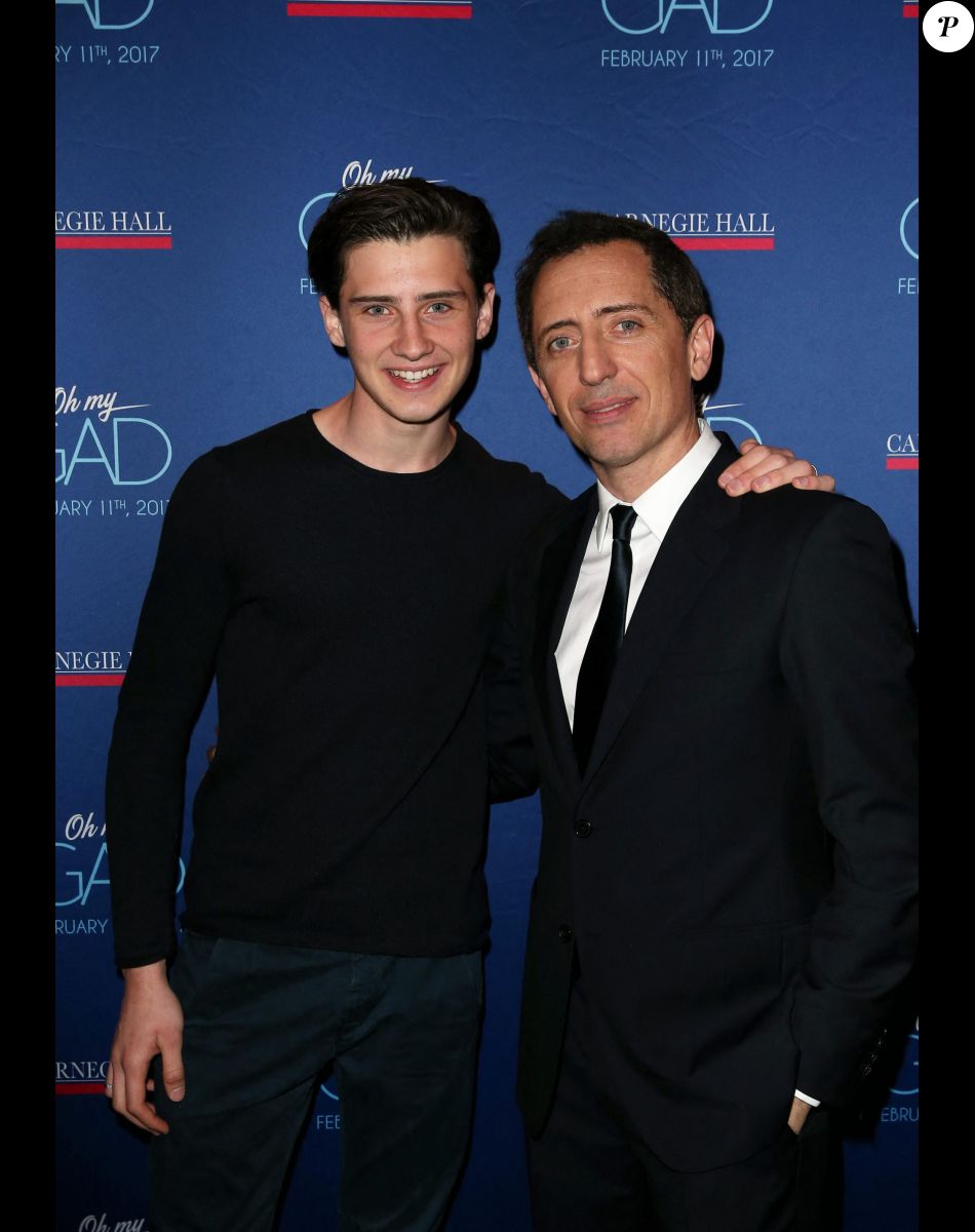 Exclusif - Gad Elmaleh avec son fils Noé lors du photocall du spectacle de Gad Elmaleh "Oh My Gad" au "Carnegie Hall" à New York, le 11 février 2017