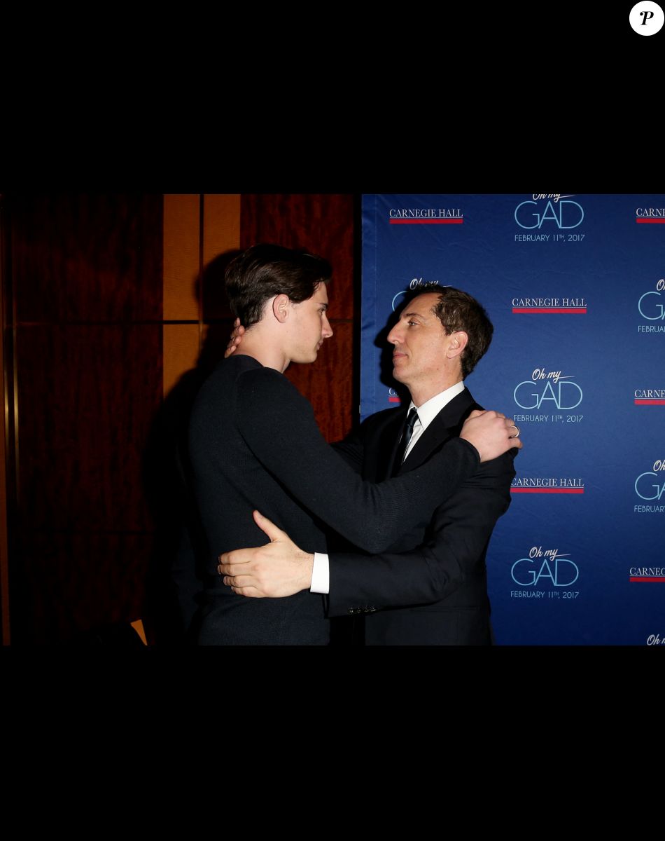 Exclusif - Gad Elmaleh avec son fils Noé lors du photocall du spectacle de Gad Elmaleh "Oh My Gad" au "Carnegie Hall" à New York, le 11 février 2017