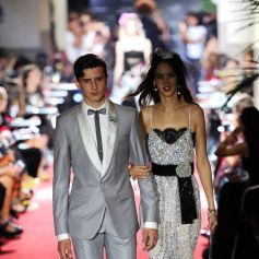 Noé Elmaleh, le fils de Gad Elmaleh, défile à Milan pour la maison Dolce &amp; Gabbana avec le mannequin Yvonne pour la collection printemps / été 2018 le 23 septembre 2017.