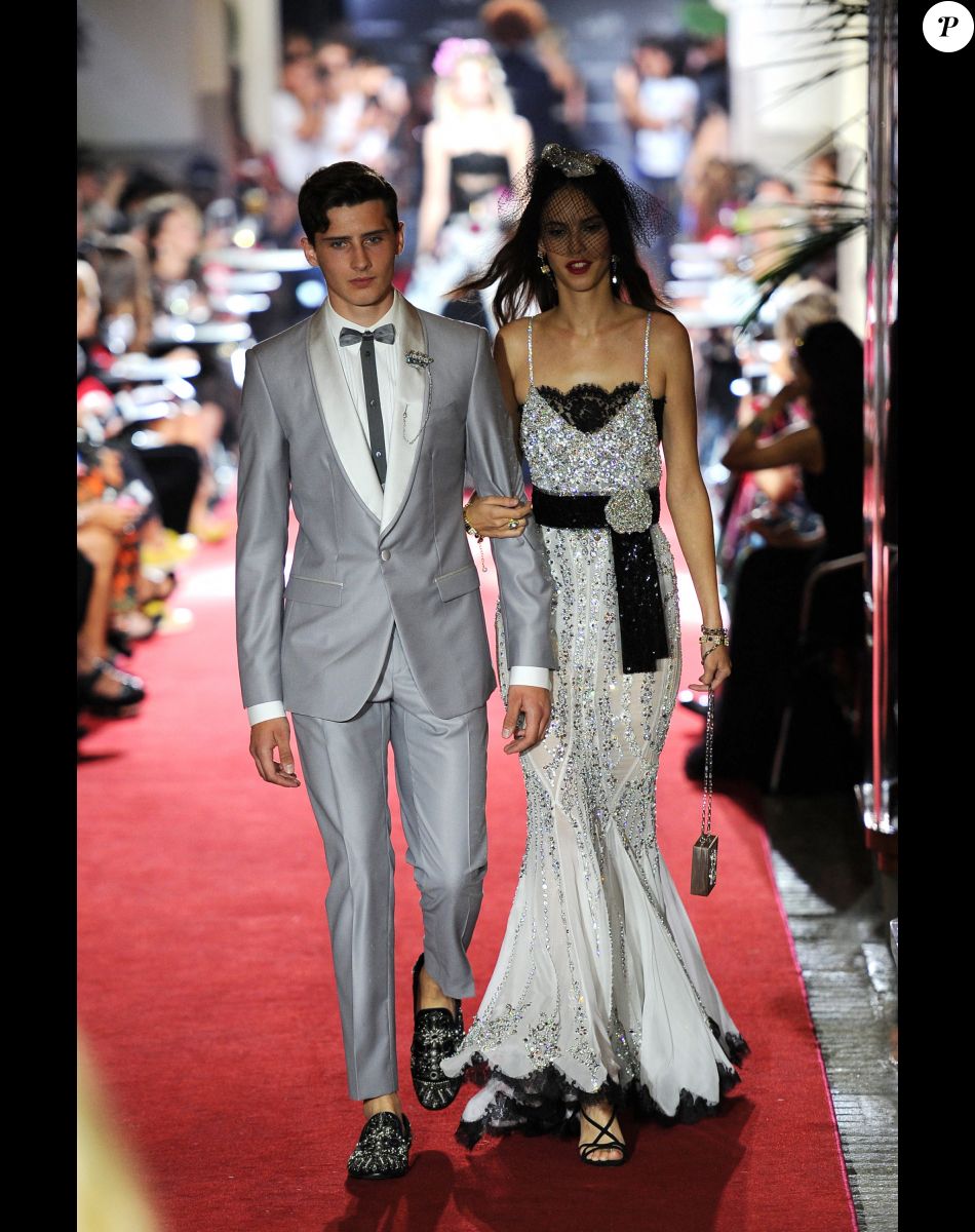Noé Elmaleh, le fils de Gad Elmaleh, défile à Milan pour la maison Dolce & Gabbana avec le mannequin Yvonne pour la collection printemps / été 2018 le 23 septembre 2017.