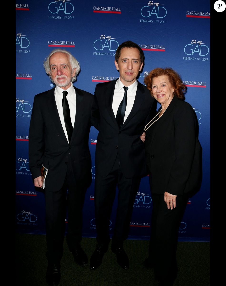 Exclusif - Gad Elmaleh avec son père David et sa mère Régine lors du photocall du spectacle de Gad Elmaleh "Oh My Gad" au "Carnegie Hall" à New York, le 11 février 2017