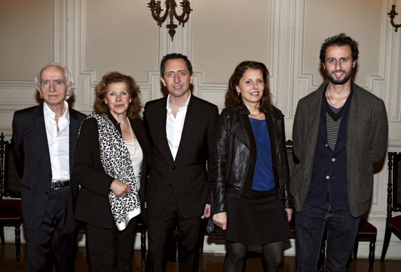 Exclusif - Gad Elmaleh en famille, son père David, sa mère Régine, sa soeur Judith et son frère Arié - Gad Elmaleh triomphe avec son spectacle "Sans Tambour" à l'Opéra Garnier à Paris le 16 mars 2014.