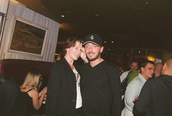 Anne Brochet et Gad Elmaleh lors de la soirée du tournage du film La Vérité si je mens ! à Paris en 2000