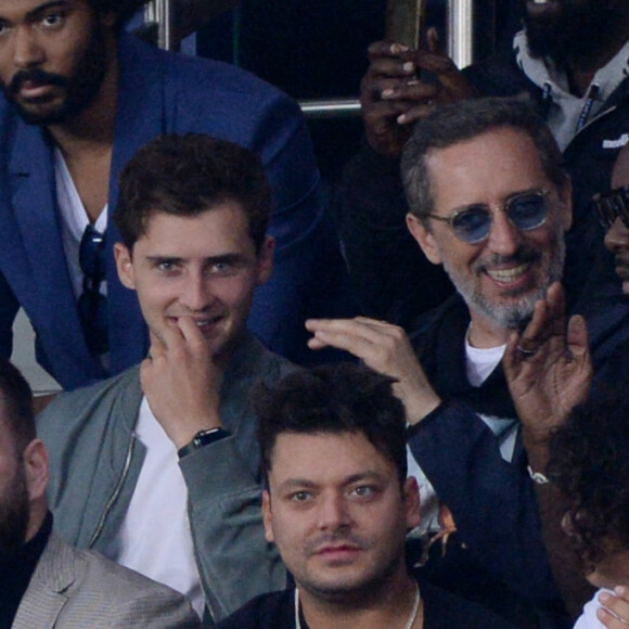 Ladj Ly, Gad Elmaleh avec son fils Noé, Gims (Maître Gims), Kev Adams et son frère Noam, Luis Fernandez en tribunes du match de football en ligue 1 Uber Eats : Le PSG (Paris Saint-Germain) remporte la victoire 2-1 contre Lyon au Parc des Princes à Paris le 19 septembre 2021.