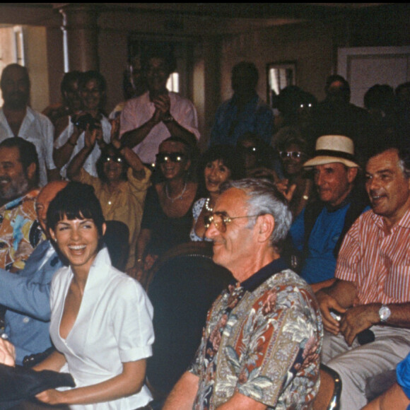 Eddy Mitchell, Charles Aznavour et Johnny Hallyday lors de la confirmation du mariage d'Eddie et Caroline Barclay à la mairie de Saint-Tropez en 1988