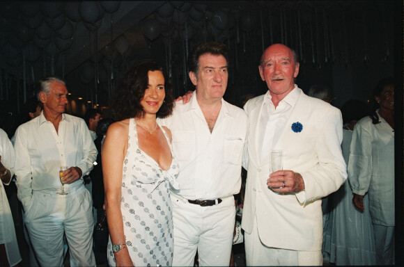 Eddy Mitchell avec Eddie et Caroline Barclay lors d'une soirée blanche à Saint-Tropez en 1995