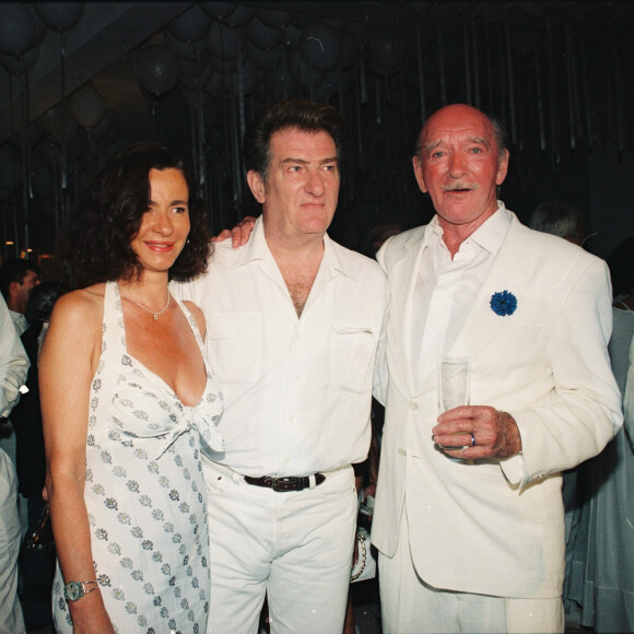 Eddy Mitchell avec Eddie et Caroline Barclay lors d'une soirée blanche à Saint-Tropez en 1995