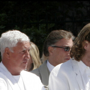 Luc Plamondon, Carlos, Eddy Mitchell, Line Renaud, Stéphane Collaro, Ivry Gitlis, Michel Legrand et Guillaume Barclay lors de la messe des obsèques d'Eddie Barclay en l'église Saint-Germain en 2005