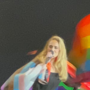 Adèle donne un concert à Hyde Park, en marge de la London Pride Parade, un drapeau aux couleurs LGBT sur les épaules. Le 2 juillet 2022. 