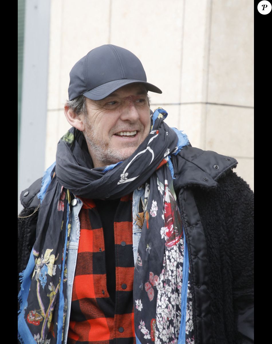 Exclusif - Jean-Luc Reichmann à sa sortie d'un enregistrement radio dans les studios RTL à Paris, France, le 10 février 2022.