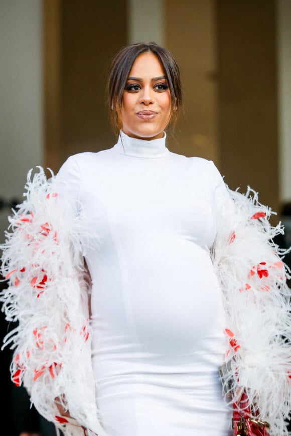 Amel Bent, enceinte - Arrivées au défilé femme Giambattista Valli lors de la Fashion Week de Paris, France. © Veeren-Clovis/Bestimage 