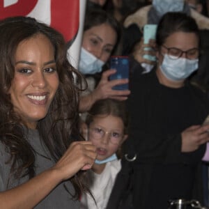 La chanteuse Amel Bent venue rencontrer son public pour dédicacer son album et faire des selfies avec ses fans au centre commercial confluence à Lyon le 30 octobre 2021. © Sandrine Thesillat/Panoramic/Bestimage