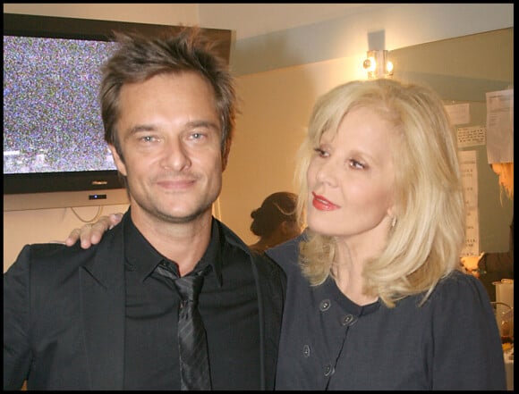 Exclusif - David Hallyday et sa mère dans la loge après le concert de Sylvie Vartan à l'Olympia le 18 septembre 2009