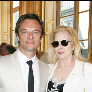 Exclusif - Sylvie Vartan et son fils David Hallyday - Cyril Viguier élevé au rang de chevalier de l'ordre national du mérite à Matignon le 3 juin 2009