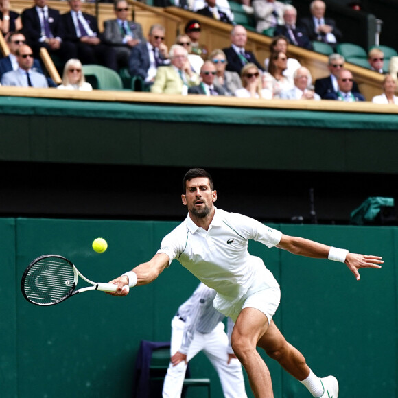 La Duchesse de Cambridge dans la tribune royale du tournoi 2022 de Wimbledon au All England Lawn Tennis and Croquet Club, Wimbledon, le 5 juillet 2022, devant Novak Djokovic @ Aaron Chown/PA Wire.