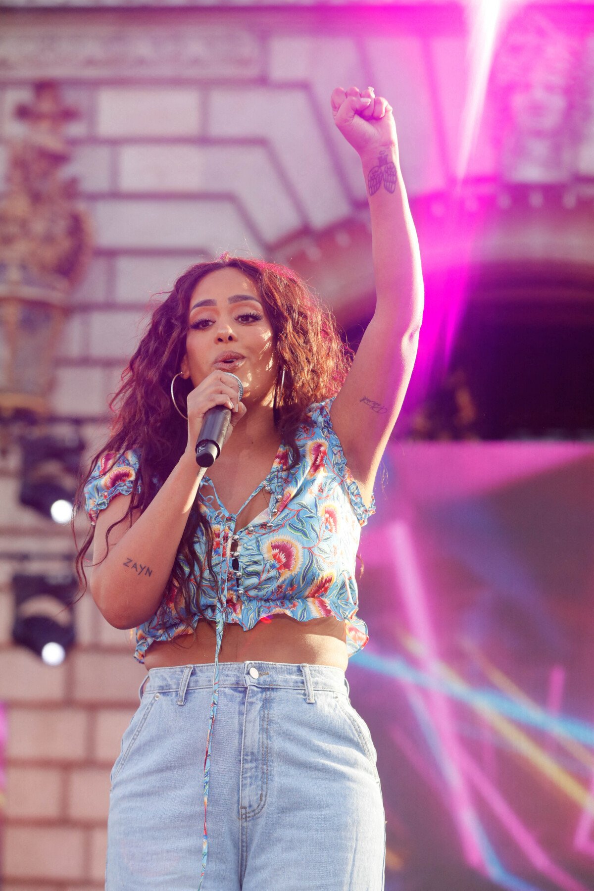 Photo Exclusif Amel Bent Concert RFM Music Show sur le parvis de