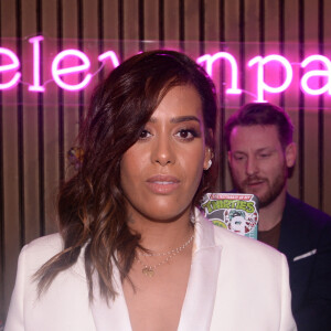 Exclusif - Amel Bent lors de la soirée Eleven Paris x Amel Bent: I found love in a hopeful place (J'ai trouvé l'amour dans un endroit plein d'espoir) au bar de nuit musical L'Orphée (7 rue Fontaine) dans le 9ème arrondissement de Paris, France, le 25 février 2020. A l'inverse de Rihanna, Eleven Paris x Amel Bent tombent amoureux dans un endroit rempli d'espoir, Paris. L'idée de cette collaboration va plus loin que ce que l'on pense, car elle ne nous conte pas le début d'une idylle romanesque comme on pourrait s'y attendre mais l'histoire d'amour de chaque parisien ou banlieusard vit avec un quartier incontournable de Paris. Pour Amel Bent, ce coup de foudre opéré loin du triangle d'or et des fantasmes du touriste lama. Il commence dans les années 80, dans les bras de sa mère, arpentant le boulevard Barbès dans un brouhaha tourbillonnant, galvanisé par l'odeur du tabac et des marrons qui grillent à la sortie du métro, c'est la visite courageusement inoubliable, entre amis, d'un sex-shop à Pigalle ou encore un fou rire insolent, avec un Drag nommée Mariah rencontrée à 4h du matin, dans un bar du Marais. L'histoirepeut continuer, dans Belleville, devant un restaurant où Mohamed et Joseph mangent une brick presqu'aussibonne que celle de leurs mè!res. Ou ce jour où elle a poussé la porte d'un salon de coiffure bondé de Château d'eau pour y faire ses premières tresses, oui... tomber amoureux , c'est aussi les heures perdues à sillonner la Gare du Nord, passage obligé pour quitter ou rejoindre sa Courneuve natale, en attendant un train ou ses amis, bien-sûr, toujours en retard. Cette collaboration surprenante, nous donne enfin l'occasion de porter et brandir fièrement le vrai Paris, celui qu'on aime tant et de le partager au plus grand nombre. Maintenant, dites-nous, where did you find love? (où as-tu trouvé l'amour?). © Rachid Bellak/Bestimage 