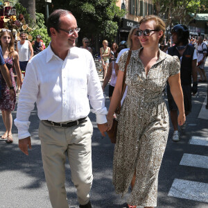 Le couple présidentiel François Hollande et Valérie Trierweiler ont fait leur première sortie à Bormes-les-Mimosas, le 3 août 2012.