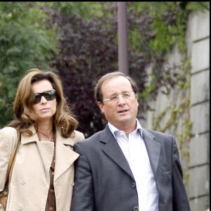 François Hollande et Valérie Trierweiler se promènent dans les rues de Paris.