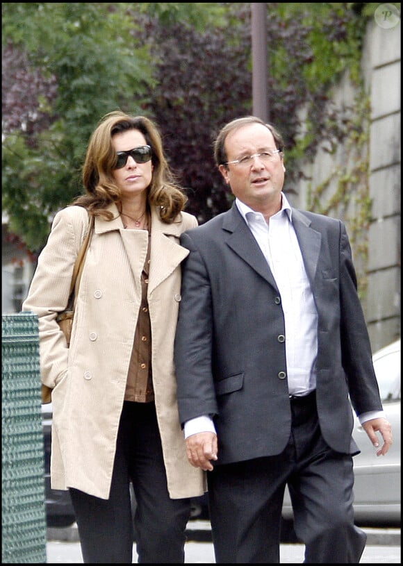 François Hollande et Valérie Trierweiler se promènent dans les rues de Paris.