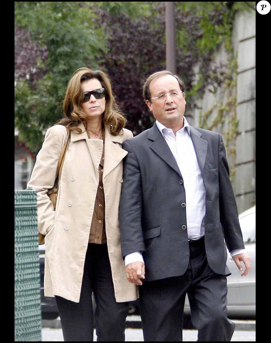 François Hollande et Valérie Trierweiler se promènent dans les rues de Paris.