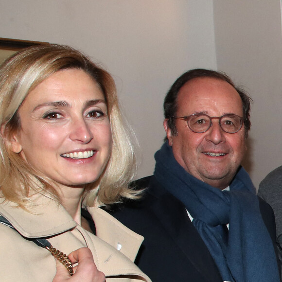 Info du 07/06/2022 ( François Hollande et Julie Gayet se sont mariés le 4 juin 2022 dans l'intimité dans l'après-midi à la mairie de Tulle) - Exclusif - Julie Gayet et son compagnon François Hollande - Générale de la Pièce "Rimbaud en Feu" au théatre Antoine à Paris le 13 janvier 2022. © Bertrand Rindoff Petroff / Bestimage  (No Web - pour suisse et Belgique) 