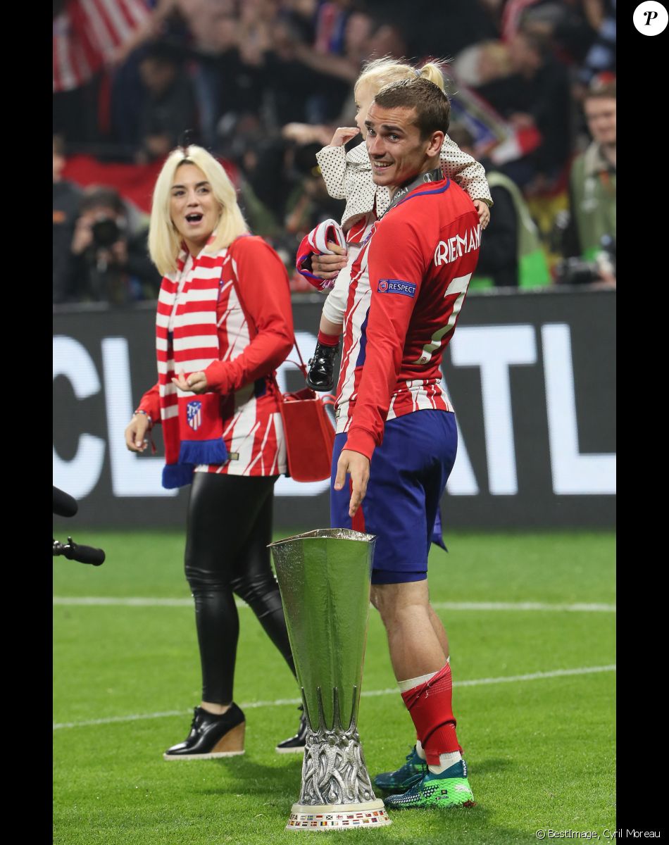 Antoine Griezmann, sa femme Erika Choperena et leur fille Mia avec la coupe de la Ligue Europa après la finale de la Ligue Europa, l'Olympique de Marseille contre l'Atlético de Madrid au stade Groupama à Decines-Charpieu banlieue de Lyon, France. © Cyril Moreau/Bestimage