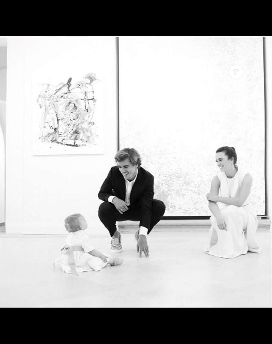 Antoine Griezmann et Erika Choperena avec leur fille Mia, 1 an