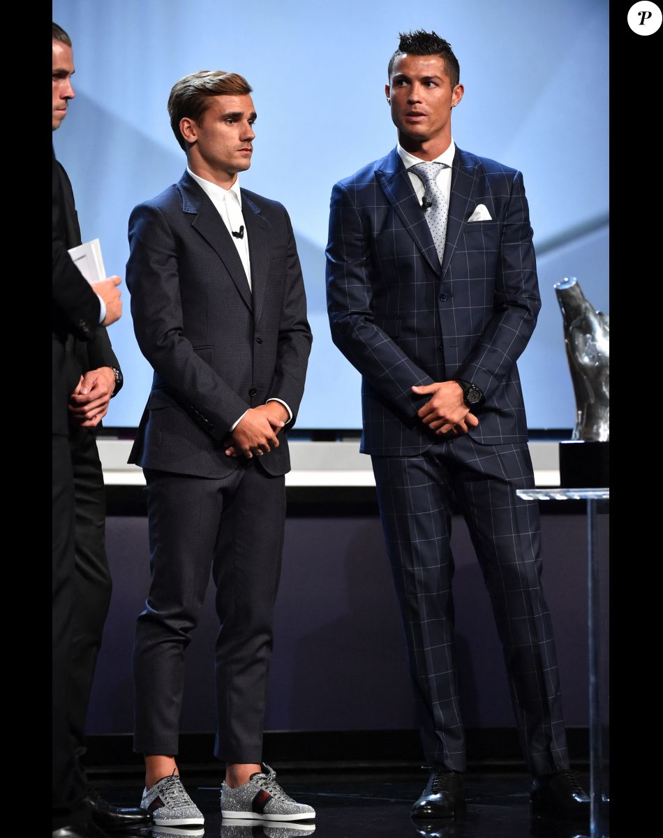 Cristiano Ronaldo et Antoine Griezmann lors de la remise des trophées UEFA du Championnat d'Europe 2016. Cristiano Ronaldo a été élu "Meilleur joueur d'Europe" pour la saison 2015-2016. Monaco, le 25 août 2016. © Bruno Bebert/Bestimage