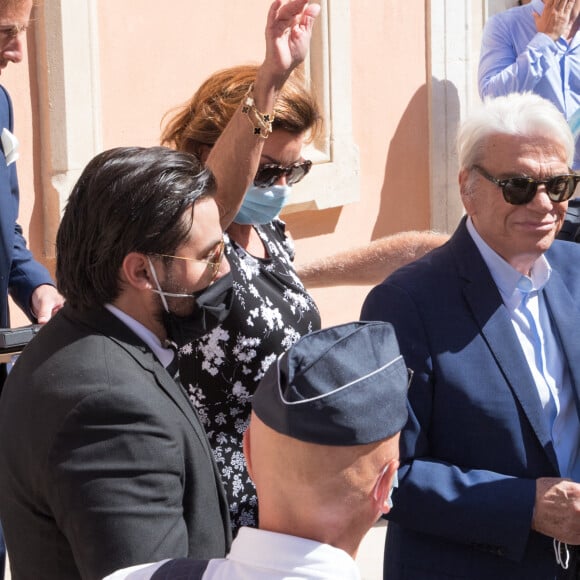 Bernard Tapie et sa femme Dominique - Mariage civil de Sophie Tapie et Jean-Mathieu Marinetti à la mairie de Saint-Tropez en présence de leurs parents et de la famille le 20 août 2020.