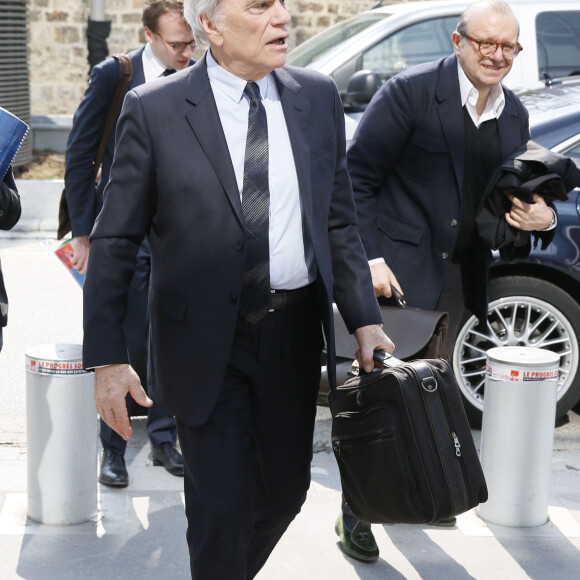 Bernard Tapie arrive au tribunal accompagné par son avocat Hervé Témime à Paris le 1er avril 2019.