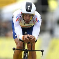 Tour de France : Terrible choc entre cyclistes et spectateurs, deux coureurs doivent abandonner ! (VIDEO)