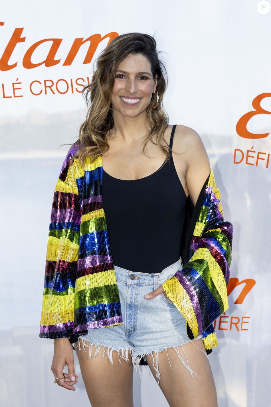 Laury Thilleman - Photocall lors du défilé Etam Croisière 2022 au