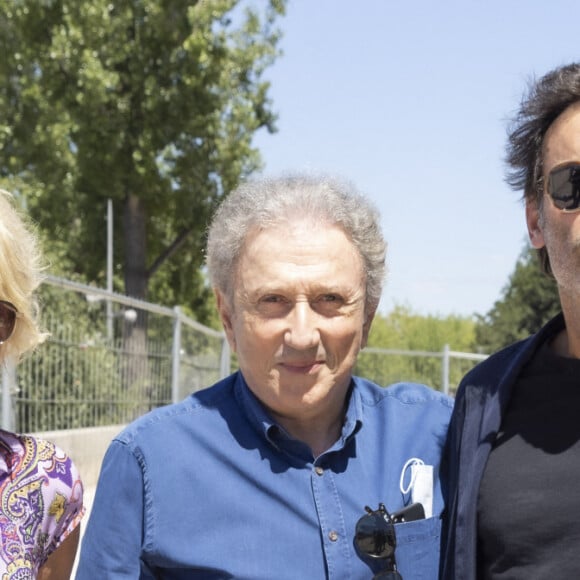 Sophie Davant, Michel Drucker, Anthony Delon - Festival des Livres et des Artistes organisé par l'association "Lecture pour Tous" engagée dans la lutte contre l'illettrisme au Mail Branly à Paris le2 juillet 2022. © Pierre Perusseau/ Jack Tribeca / Bestimage 