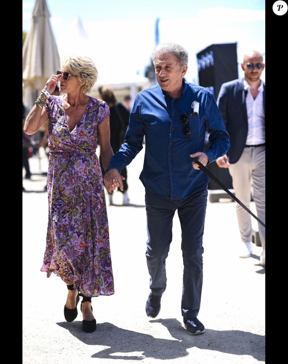 Sophie Davant Main dans la main avec un célèbre animateur, sortie remarquée à Paris ! le Sophie Davant Main dans la main avec un célèbre animateur, sortie remarquée à Paris ! le