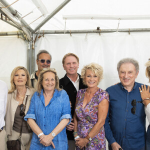 William Leymergie , Roland Perez , Sophie Davant , Michel Drucker et Caroline Margeridon - Festival des Livres et des Artistes organisé par l'association "Lecture pour Tous" engagée dans la lutte contre l'illettrisme au Mail Branly à Paris le 2 juillet 2022. © Pierre Perusseau / Jack Tribeca / Bestimage 