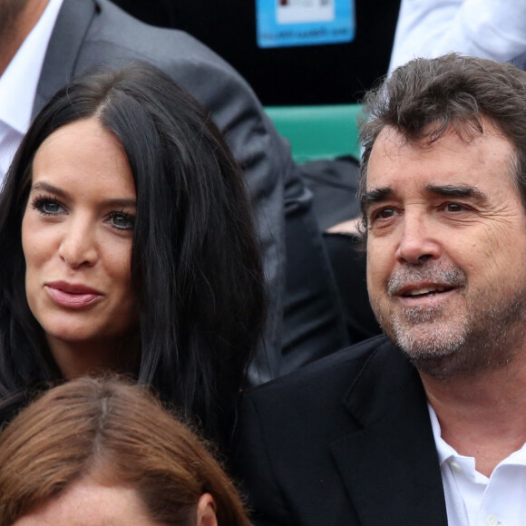 Arnaud Lagardère et sa femme Jade Foret (Lagardère) - People dans les tribunes des internationaux de France de tennis à Roland Garros le 1er juin 2016. © Dominique Jacovides / Bestimage 
