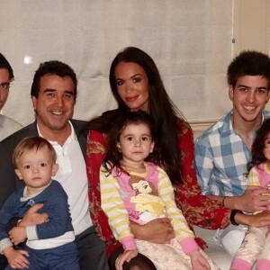 Arnaud Lagardère, sa femme Jade Forêt et ses 5 enfants, Alexandre, Emery, Liva, Mila et Nolan