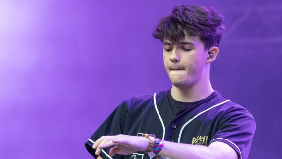 Petit Biscuit métamorphosé : le DJ de 22 ans affiche ses abdos et son corps de rêve