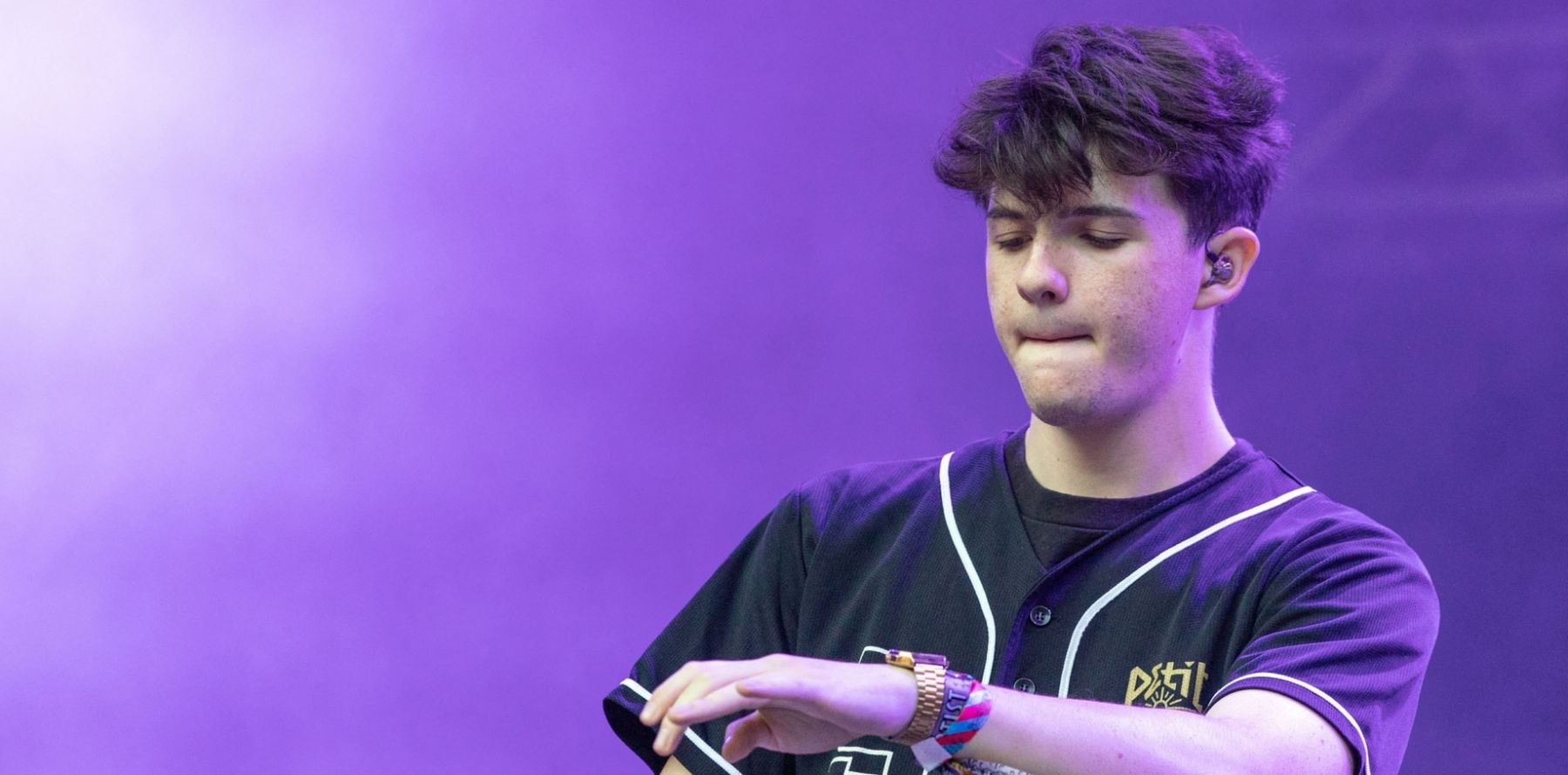 Petit Biscuit métamorphosé le DJ de 22 ans affiche ses abdos et son